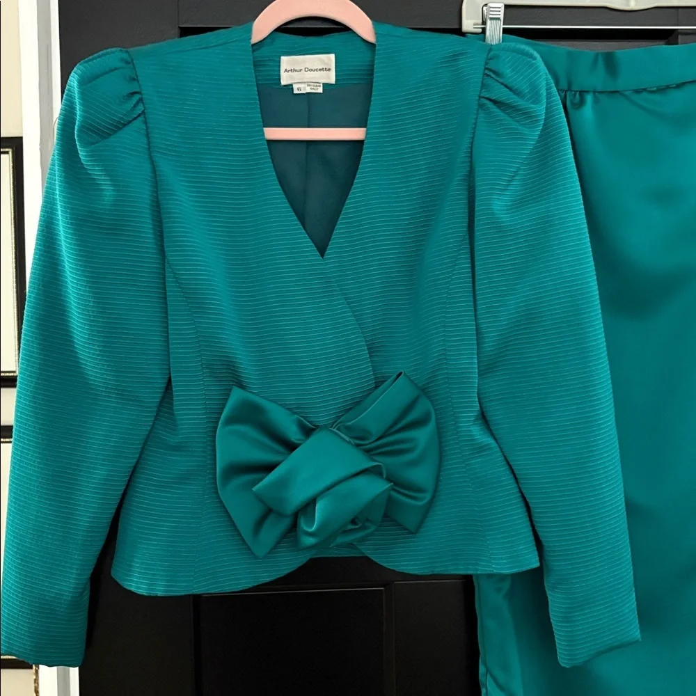 Arthur Doucette Teal Women's Silk Suit, Skirt with Decorative Bow Jacket. Size 6